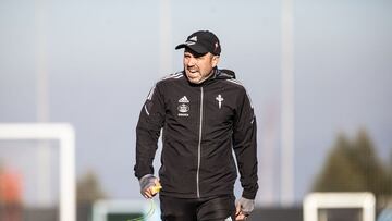 Eduardo Coudet grita durante un entrenamiento del Celta en la ciudad deportiva del club celeste.