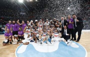 El equipo posa con la Copa del Rey 2017.