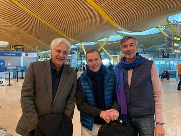 José Manuel Vilanova, Emilio Butragueño y Ricardo Guerrero, en el aeropuerto, antes de que el Cacereño despegase rumbo a Nepal.