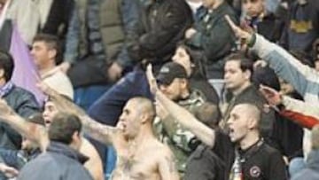 <b>EL GRUPO DE LA POLÉMICA. </b>Los fanáticos que muestran el torso y el que a su izquierda viste un polo negro, foco de las investigaciones