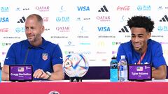 Gregg Berhalter y Tyler Adams, integrantes de la Selección de Estados Unidos, en conferencia de prensa en Qatar 2022.