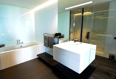 Baño de la residencia juvenil en el campo de entrenamiento del Real Madrid.