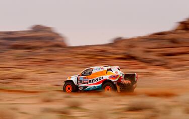 Isidre Esteve y el copiloto Txema Villalobos del Repsol Rally Team en acción durante la etapa 3