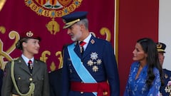 La monarquía española de izquierda a derecha: la princesa Leonor, el rey Felipe VI y la reina Letizia durante el desfile militar el Día de la Fiesta Nacional.