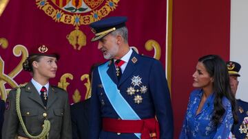 La monarquía española de izquierda a derecha: la princesa Leonor, el rey Felipe VI y la reina Letizia durante el desfile militar el Día de la Fiesta Nacional.