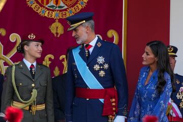 La monarquía española de izquierda a derecha: la princesa Leonor, el rey Felipe VI y la reina Letizia durante el desfile militar el Día de la Fiesta Nacional.