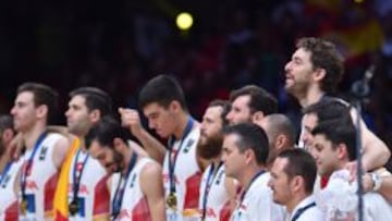 La Selección española de baloncesto tras recibir su medalla de oro en Lille.