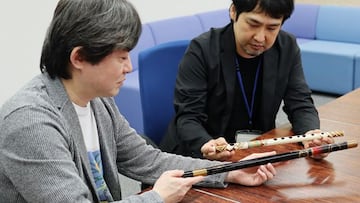 Takahashi y Kojima con réplicas de las flautas que tocan Noah y Mio en Xenoblade Chronicles 3.