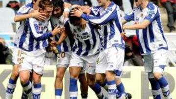 <b>EMOCIONES. </b>El presidente realista Lasarte aclamado, y abrazado, por cientos de hinchas.