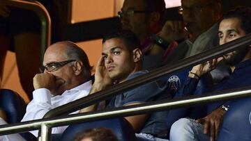 Hatem Ben Arfa, viendo un partido desde el palco.