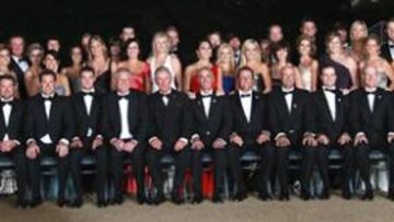 <b>LOS MEJORES. </b>Estadounidenses y europeos, junto a sus esposas, acompañan al Príncipe Carlos de Gales en el castillo de Cardiff en la cena previa a esta Ryder Cup 2010.