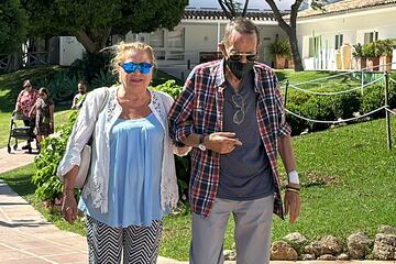 Julián Muñoz sale del hospital junto a Mayte Zaldívar, a 12 de junio de 2024, en Marbella (España).