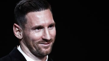 Paris (France), 02/12/2019.- Barcelona forward Lionel Messi wins the Men&#039;s 2019 Ballon d&#039;Or at the Ballon d&#039;Or ceremony at Theatre du Chatelet in Paris, France, 02 December 2019. EPA- (Francia) EFE/EPA/YOAN VALAT