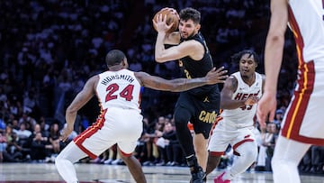 MIAMI (United States), 28/04/2025.- Cleveland Cavaliers guard-forward Ty Jerome (C) in action against Miami Heat forward Haywood Highsmith (L) and Miami Heat guard Davion Mitchell (R) during the NBA basketball Playoffs Round 1 game 4 between the Miami Heat and the Cleveland Cavaliers at the Kaseya Center in Miami, Florida, USA, 28 April 2025. (Baloncesto) EFE/EPA/CRISTOBAL HERRERA-ULASHKEVICH SHUTTERSTOCK OUT