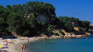 Las playas de l’Ampolla forman parte indiscutible de la riqueza natural del pueblo y no es por casualidad. Uno de los mejores ejemplos lo representa la playa Cap-Roig donde el verde de los pinares se mezcla con el azul de las aguas y el reflejo rojo de los acantilados, que dan nombre a la playa. En el fondo, se intuye la línea del horizonte rota, de vez en cuando, por la estela de un barco que se pasea mar adentro. 