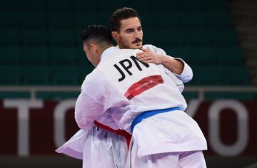 Damián Quintero felicita a Ryo Kiyuna por su medalla de oro. 