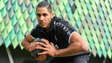 GRAFCAV8095. BILBAO (BIZKAIA), 18/08/2020.-El RetaBet Bilbao Basket ha presentado este martes a su nuevo jugador, el pívot brasileño Felipe dos Anjos. EFE/Miguel Toña