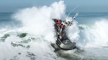 Un barco se enfrenta a una ola gigante en Ocean Beach (California, Estados Unidos) que le pasa por encima. 