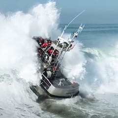Hipnotizante vídeo de un barco cargando contra olas grandes