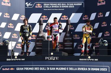 Jorge Martín celebra en el podio su triunfo en el GP de San Marino, secundado por Marco Bezzecchi y Francesco Bagnaia.