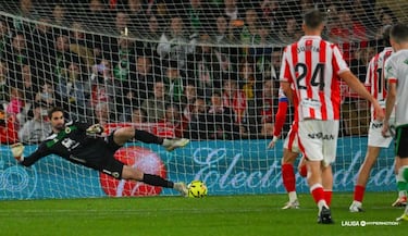 Villalibre libera al Racing del Vía Crucis