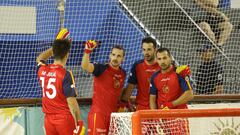 Los jugadores de la selección española masculina de hockey patines celebran un gol durante su partido ante Angola en los Mundiales de Hockey Patines de San Juan (Argentina).