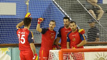 Los jugadores de la selección española masculina de hockey patines celebran un gol durante su partido ante Angola en los Mundiales de Hockey Patines de San Juan (Argentina).