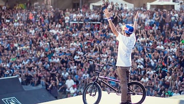 Iñaki Mazza frente a mucha gente en una competición de BMX