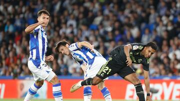 SAN SEBASTIÁN, 02/05/2023.- El atacante brasileño del Real Madrid Rodrygo (d) en una disputa con David Silva (c) y Martín Zubimendi, de la Real Sociedad durante el partido de Liga en Primera División que Real Sociedad y Real Madrid disputan hoy martes en el estadio Reale Arena, en San Sebastián. EFE/ Juan Herrero
