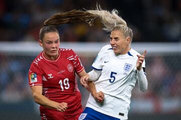 Alex Greenwood, de la selección de fútbol inglesa femenina, junto Janni Thomsen, de Dinamarca. 