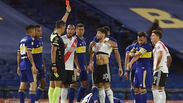 BUENOS AIRES, ARGENTINA - MARCH 14: Referee Facundo Tello shows a red card to Milton Casco of River Plate during a match between Boca Juniors and River Plate as part of Copa De La Liga Profesional 2021 at Estadio Alberto J. Armando on March 14, 2021 in Bu