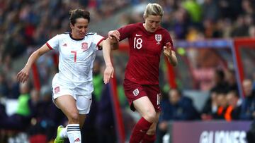 Marta Corredera pelea por un balón en el duelo amistoso entre Inglaterra y España.