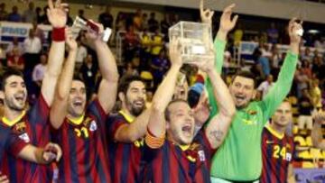 La plantilla azulgrana celebra la Supercopa, primer título de la temporada en España, al que une la Super Globe.