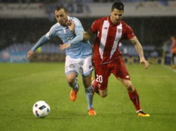 El jugador del Celta de Vigo Marcelo Díaz, pugna por un balón con el jugador del Sevilla Vitolo, durante el partido de vuelta de la semifinal de la Copa del Rey 