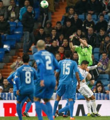 Encontronazo entre Iker Casillas y Casemiro tras un despeje de puños del portero.