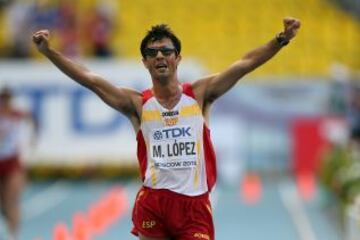 El español Miguel Ángel López celebrando la medalla de bronce conseguida en los 20 kilometros marcha en el Campeonato Mundial de la IAAF 2013 en el estadio Luzhniki de Moscú el 11 de agosto de 2013.