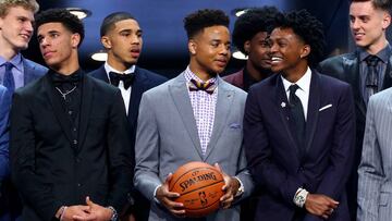 Markelle Fultz (en el centro) junto a Lonzo Ball (izquierda) y De&#039;Aaron Fox (derecha).