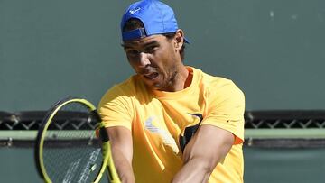 Rafa Nadal devuelve una bola durante un entrenamiento en Indian Wells.