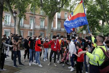 Algunos aficionados del Atltico de Madrid se acercaron a la fuente madrile?a de Neptuno para celebrar el ttulo de Liga conseguido.