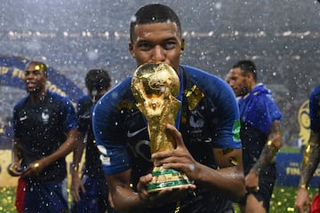 El joven delantero de la selección francesa besa el trofeo que le otorgaba como campeón de mundo de fútbol.