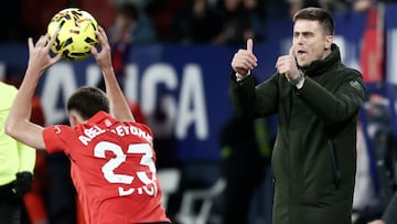 PAMPLONA, 22/11/2025.- El entrenador de Osasuna Alessio Lisci da instrucciones durante el partido de LaLiga entre el Osasuna y la Real Sociedad, este sábado en el Sadar. EFE/Jesús Diges