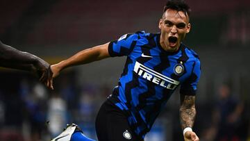 Lautaro Mart&iacute;nez celebra un gol ante el N&aacute;poles.