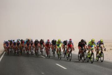 El pelotón a través de una tormenta de arena durante la segunda etapa del Tour de Qatar 2015, una etapa de 187 kilometros de Al Wakra a Al Khor Corniche.