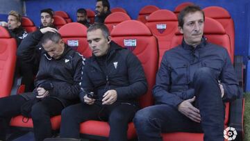 Luis Miguel Ramis, junto a su cuerpo técnico, durante un partido del Albacete.