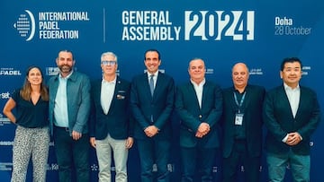 A la izquierda, Diana Martin, secretaria general; Ramón Morcillo, tercero por la izquierda escoltando a Luigi Carraro y con Koji Nakatsuka en la derecha de la imagen.