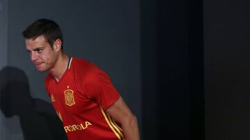 Azpilicueta se rinde a Iniesta: "Está deslumbrando al mundo"