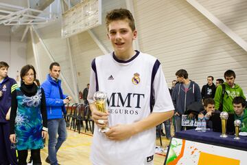 En febrero de 2012, en la semana que la era Laso iba a inaugurar su cuenta de títulos con la Copa del Sant Jordi, Luka Doncic debutaba de blanco como infantil de primer año en la Minicopa. Lo hizo de invitado, en una final que perdió ante el Barça. Al año siguiente en Vitoria, ya vinculado plenamente al Madrid, iba a asombrar a todos en el mismo torneo, aún con 13 años y 1,87 m de altura. Revancha ante el Barcelona en la final y MVP de la Minicopa con 24,5 puntos y 38,5 de valoración media. “En el Madrid cuidan muy bien de mi hijo, las condiciones de trabajo son excelentes y va a una gran escuela”, explicaba entonces su padre, Sasha Doncic.