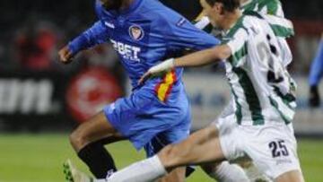 <b>KARPATY 0 - SEVILLA 1</b>. Kanouté trata de llevarse el balón ante Andriy Tkachuk.