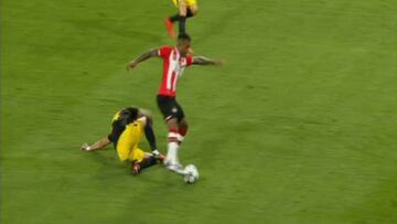 Penalti inexistente a Narsingh y gol anulado a De Jong