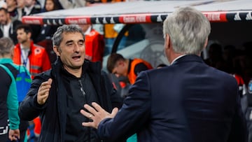 MADRID, 20/04/2025.- El entrenador del Athletic Club Ernesto Valverde (i) saluda a Carlo Ancelotti, entrenador del Real Madrid, en el partido de la jornada 32 de LaLiga que Real Madrid y Athletic Club de Bilbao disputan este domingo en el estadio Santiago Bernabéu, en Madrid. EFE/Chema Moya